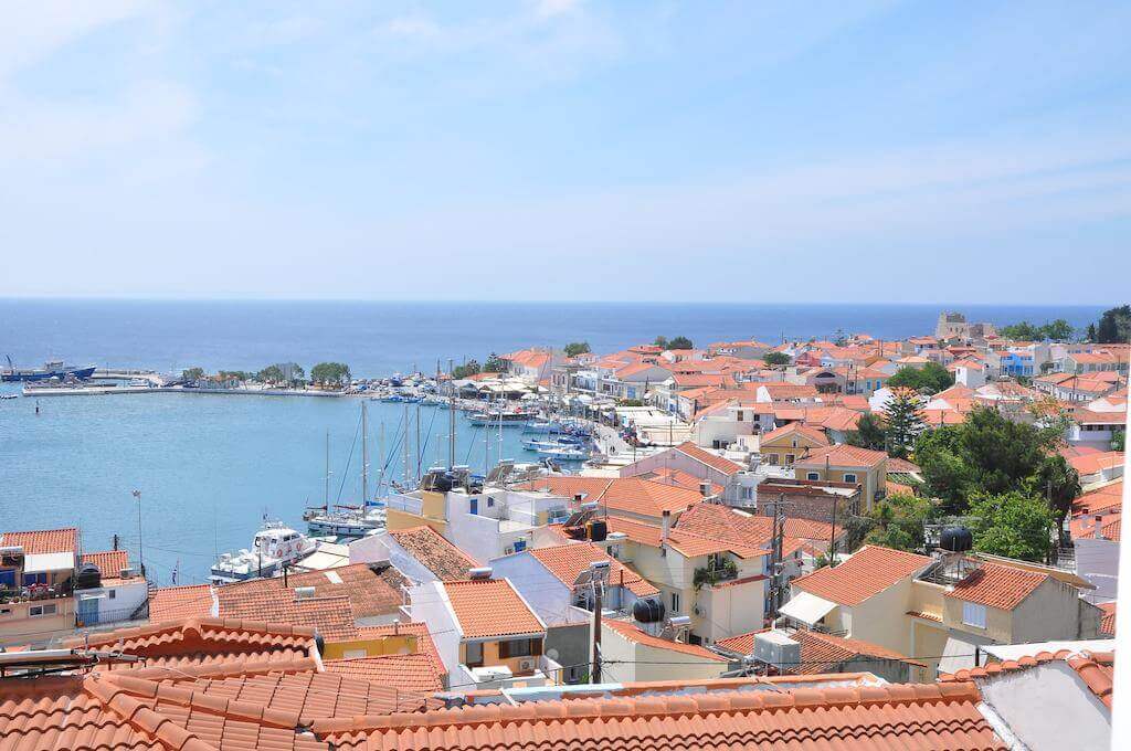 Schoene blick Über den Hafen von Pythagorion