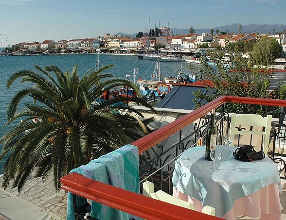 Meeresblickbalkone ueber Pythagorion Hafen